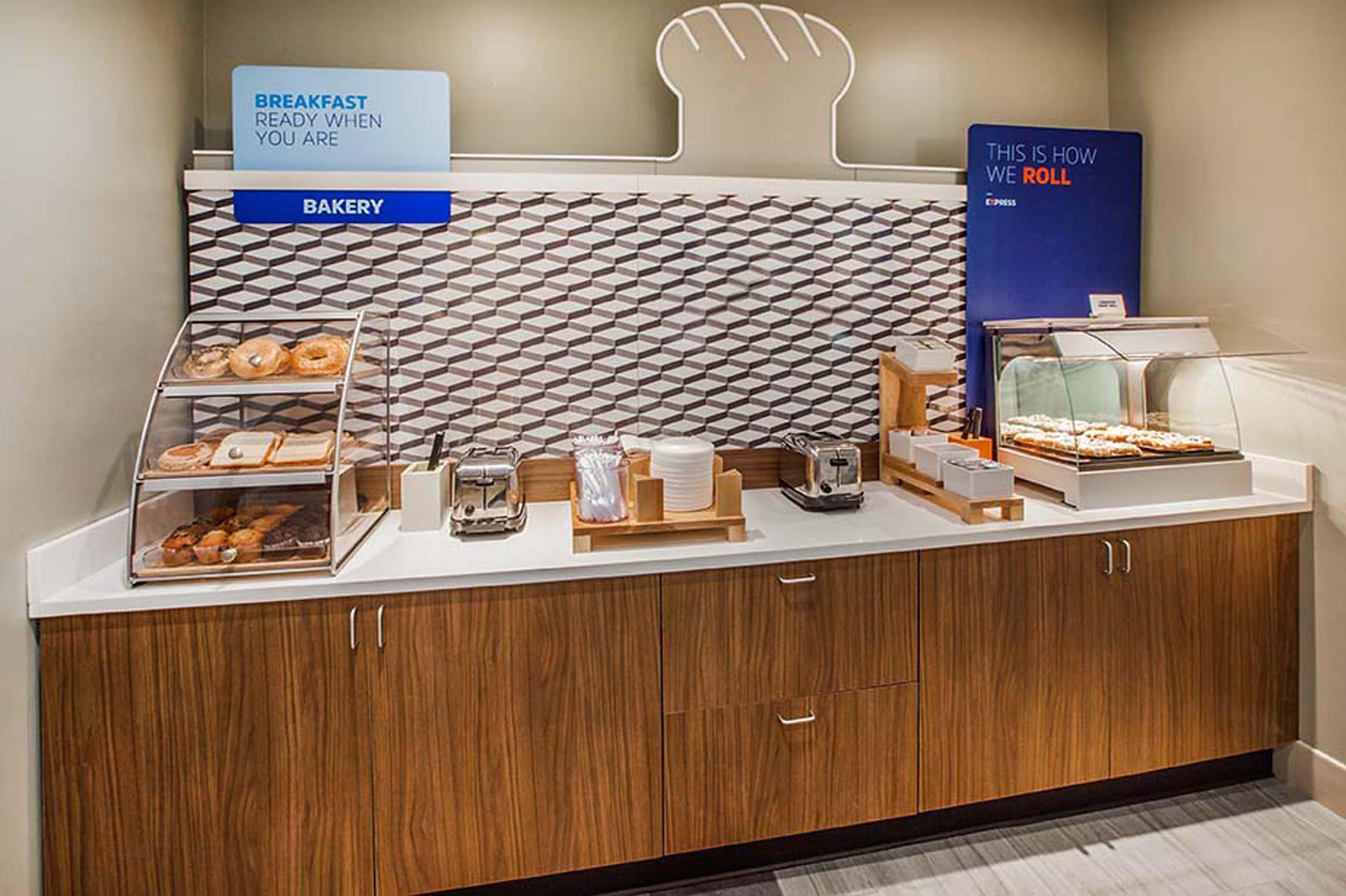 Holiday Inn Express & Suites - Boston South - Randolph By Ihg Bagian luar foto